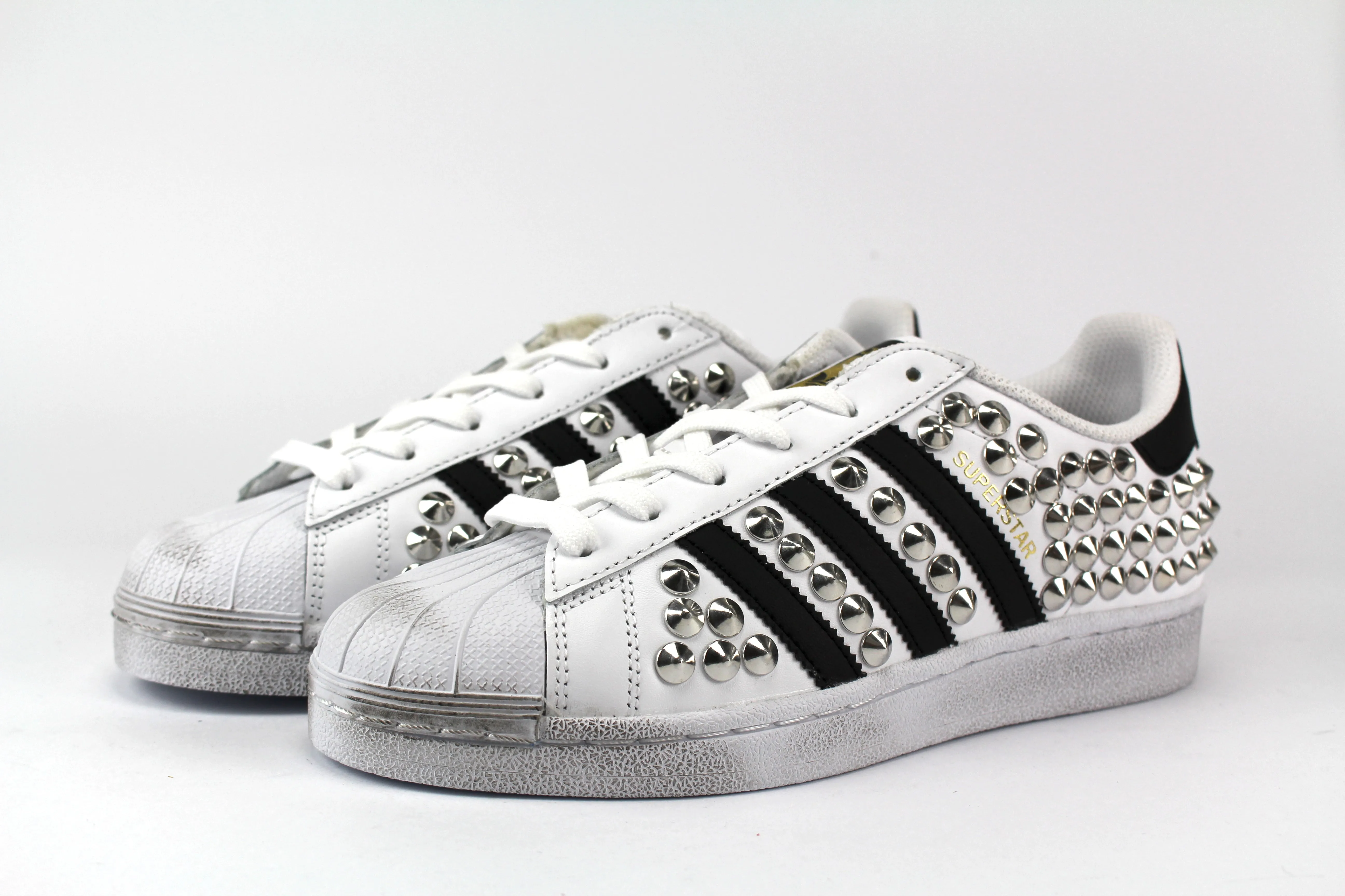 Adidas Superstar Total Borchie Minimalist Look