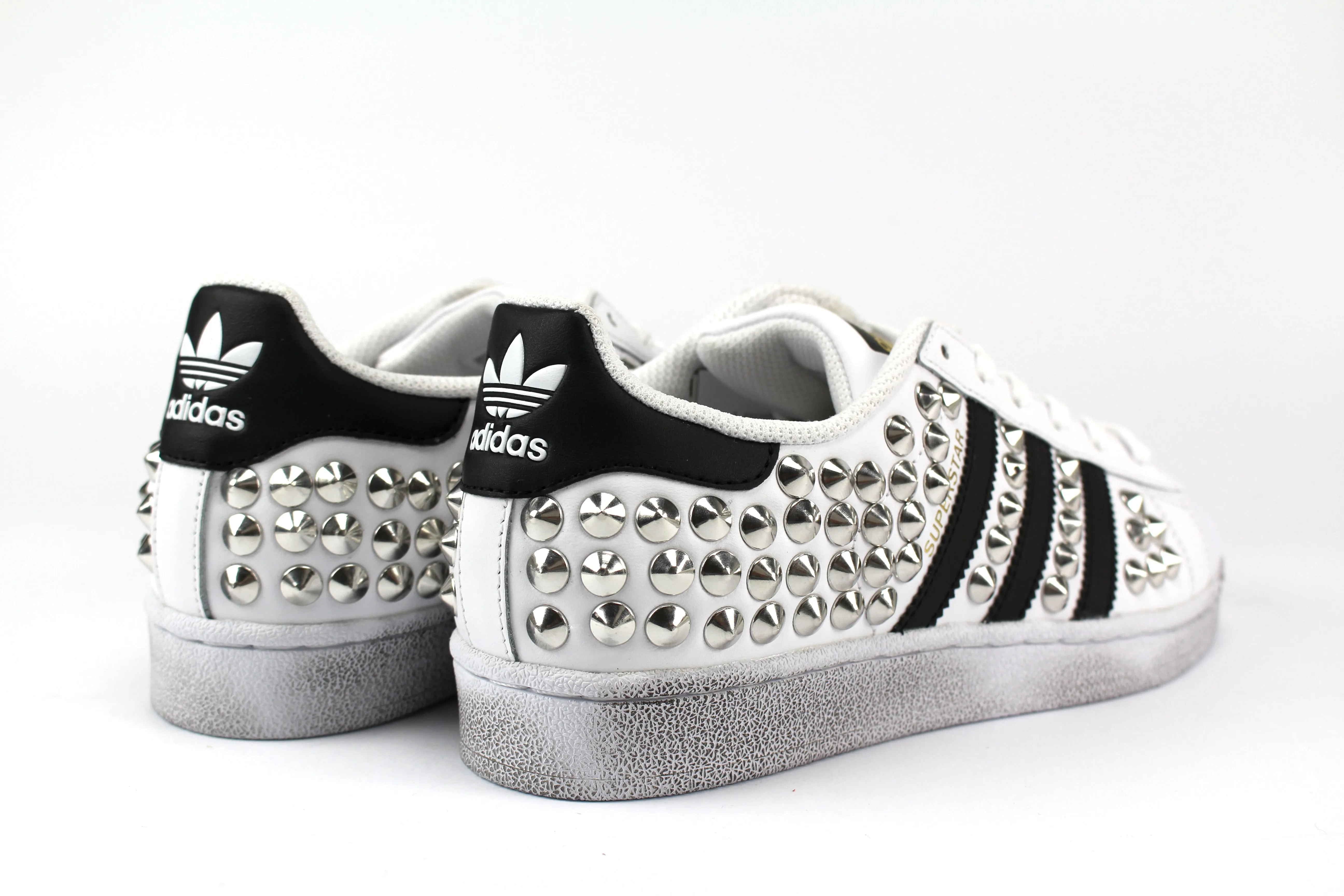 Adidas Superstar Total Borchie Minimalist Look