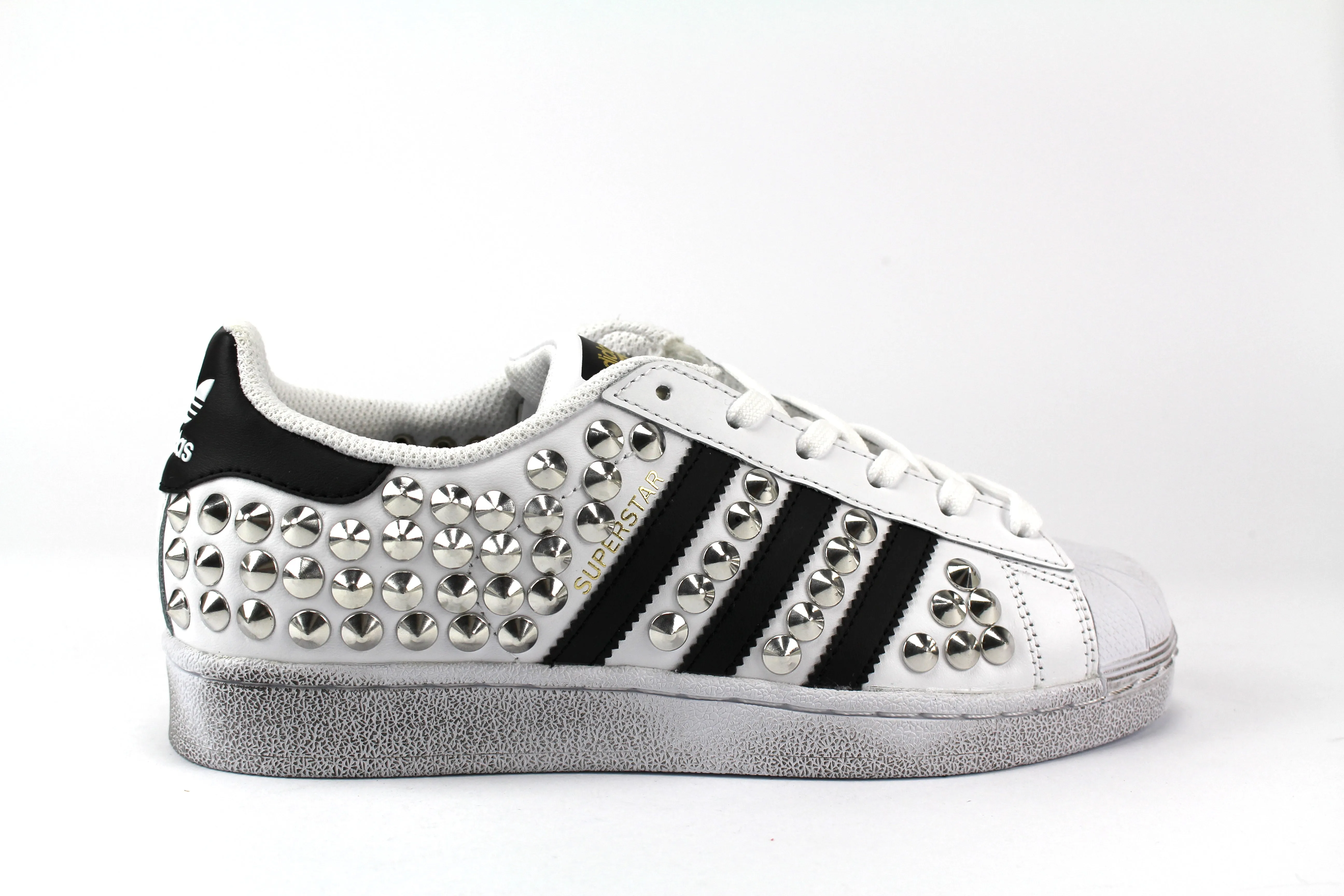 Adidas Superstar Total Borchie Minimalist Look