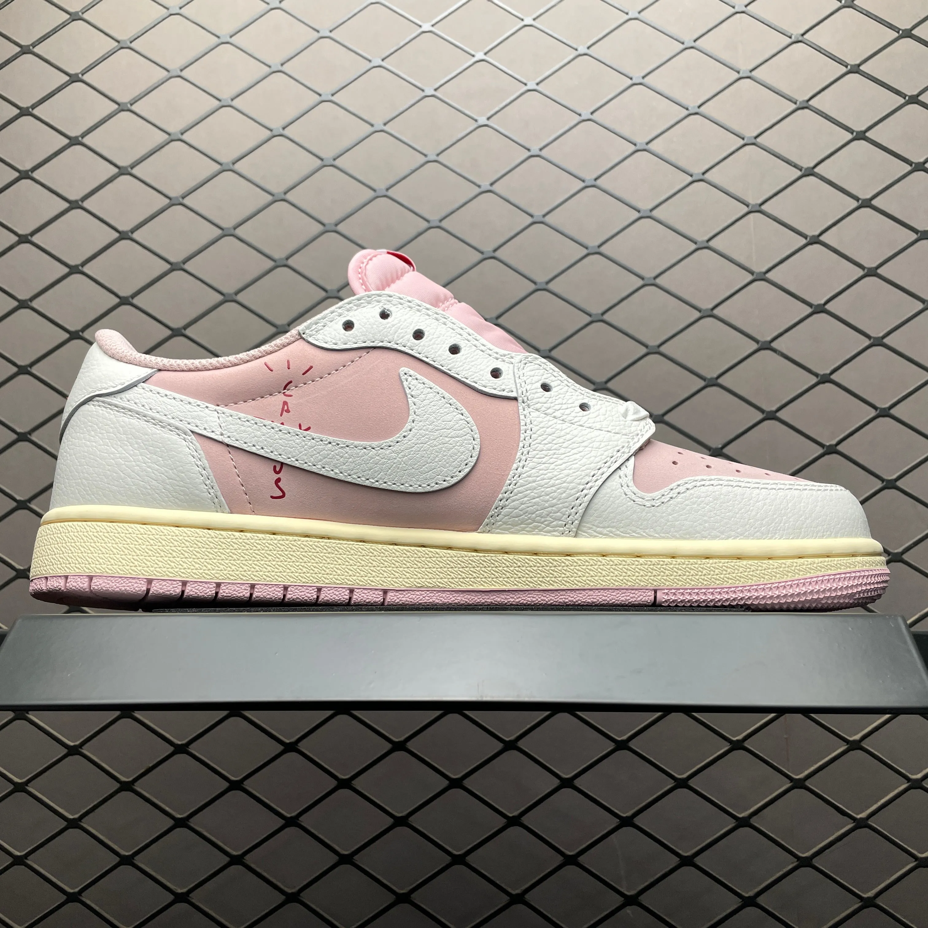 AJ1 Low Travis Scott Shy Pink Flexible Flow