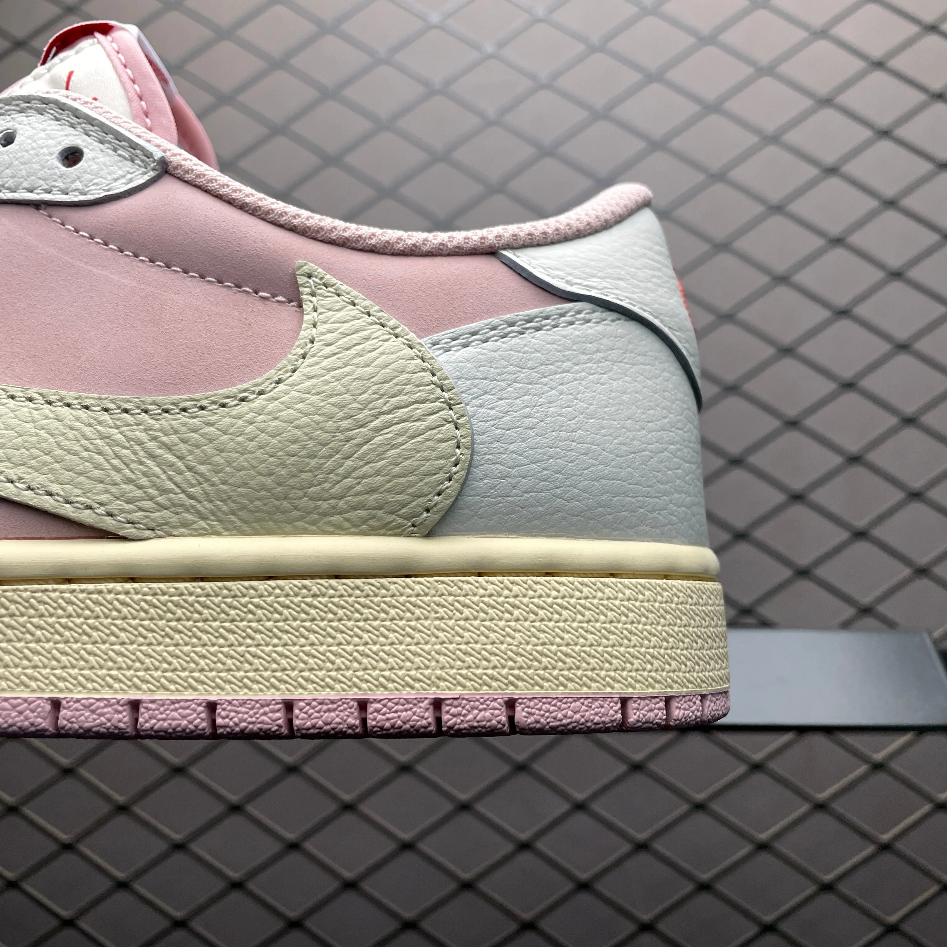 AJ1 Low Travis Scott Shy Pink Flexible Flow