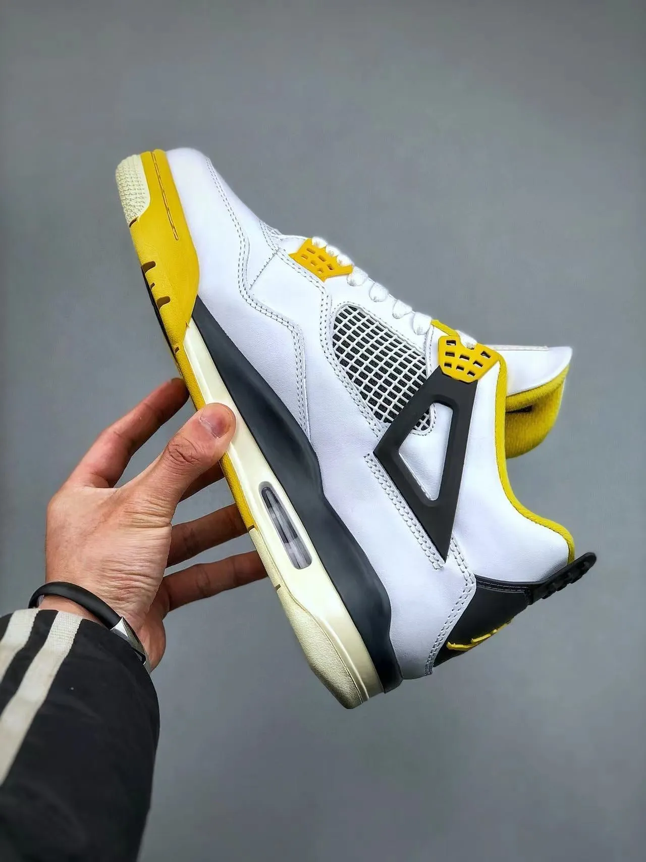 AJ4 Retro Vivid Sulfur Elegant shock absorption