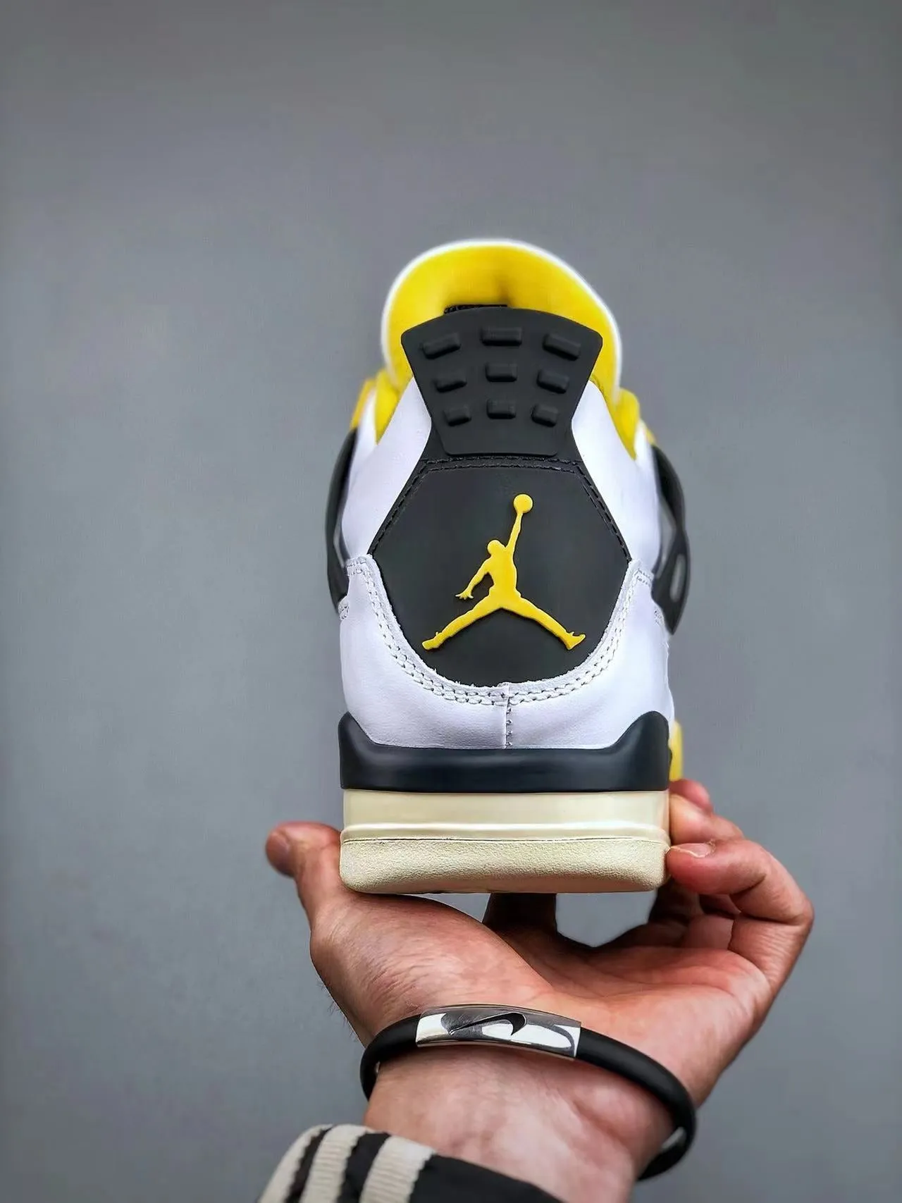 AJ4 Retro Vivid Sulfur Elegant shock absorption