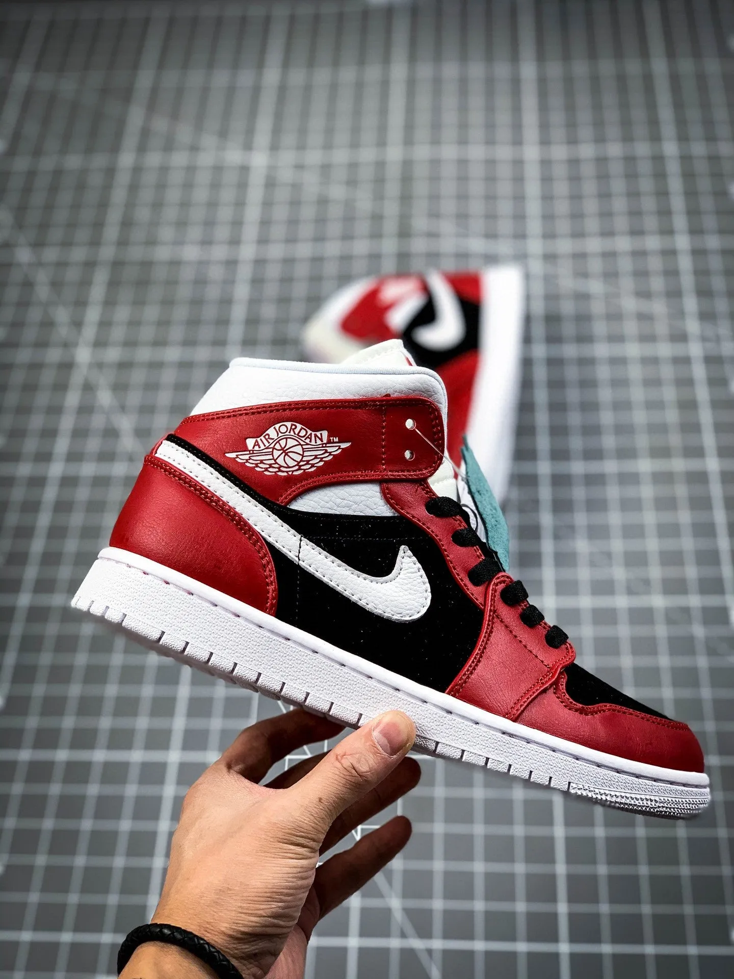 All-weather look AJ1 Mid Gym Red Black