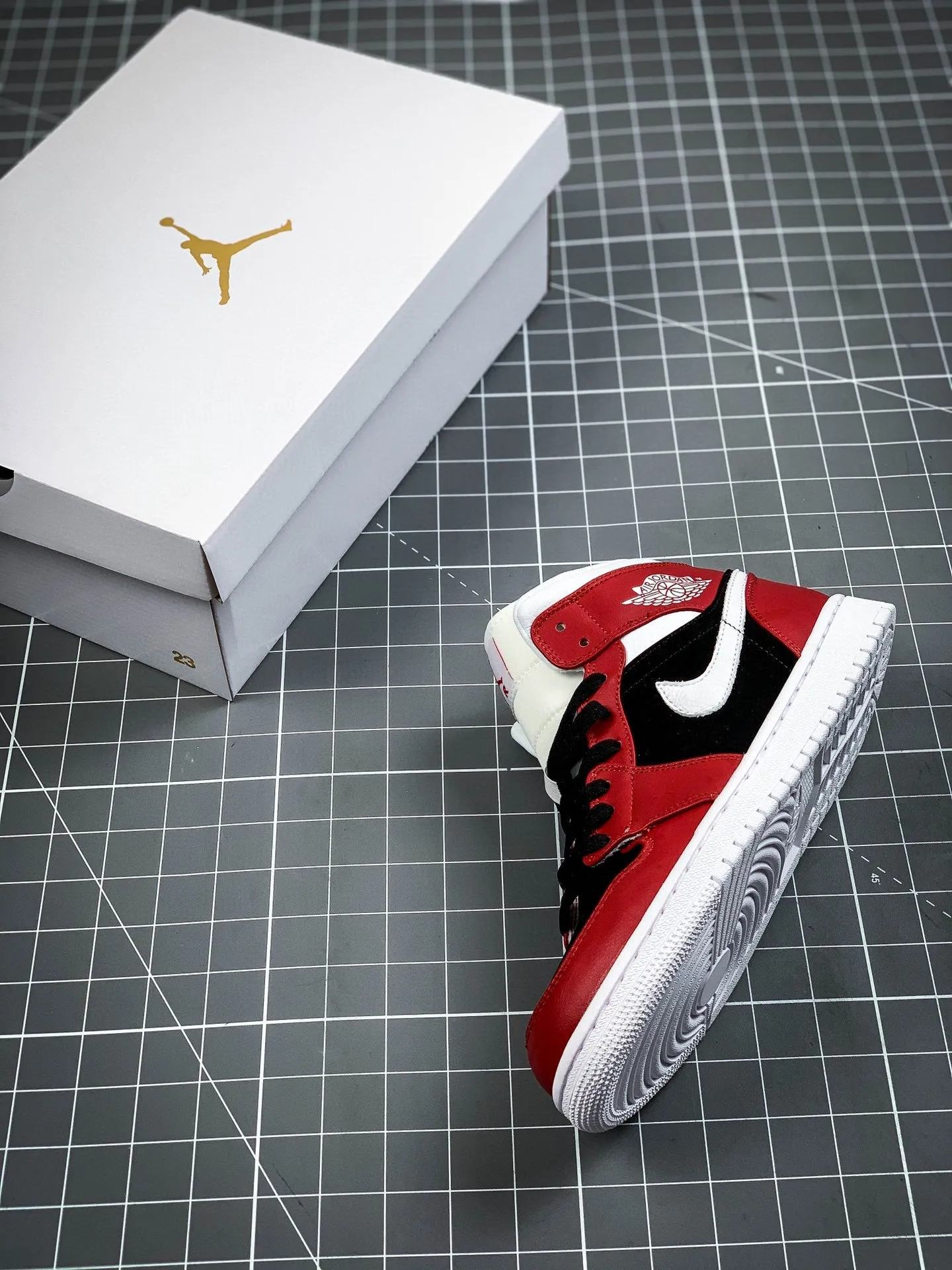 All-weather look AJ1 Mid Gym Red Black