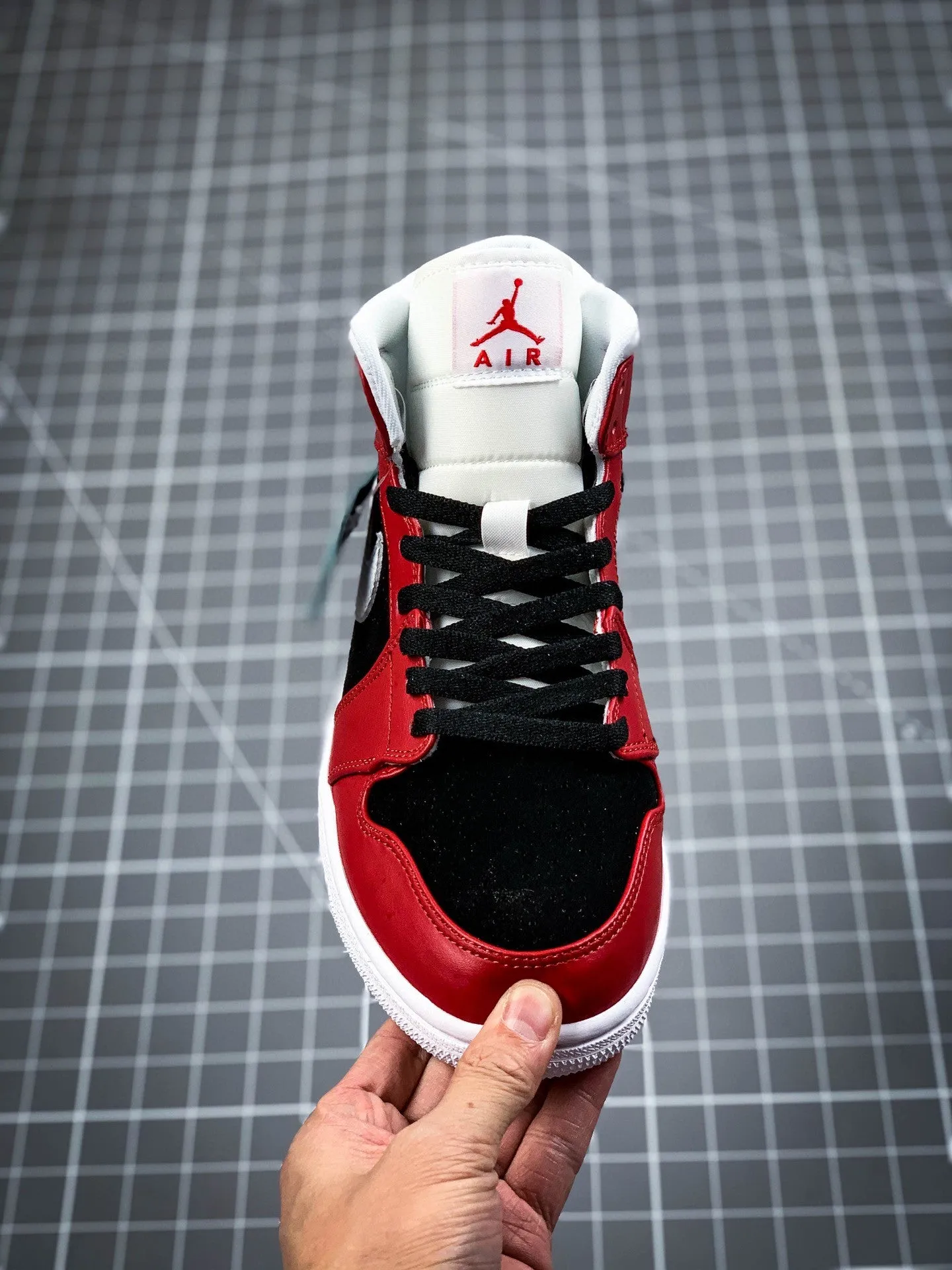 All-weather look AJ1 Mid Gym Red Black