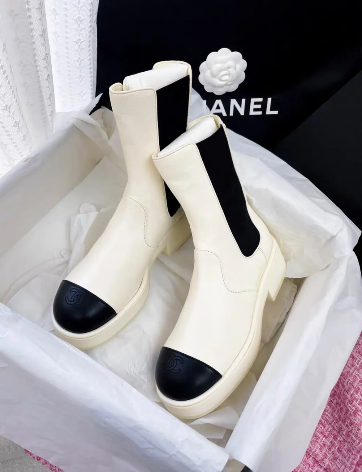 Comfort Wrap Chanel 22P black and white color short boots