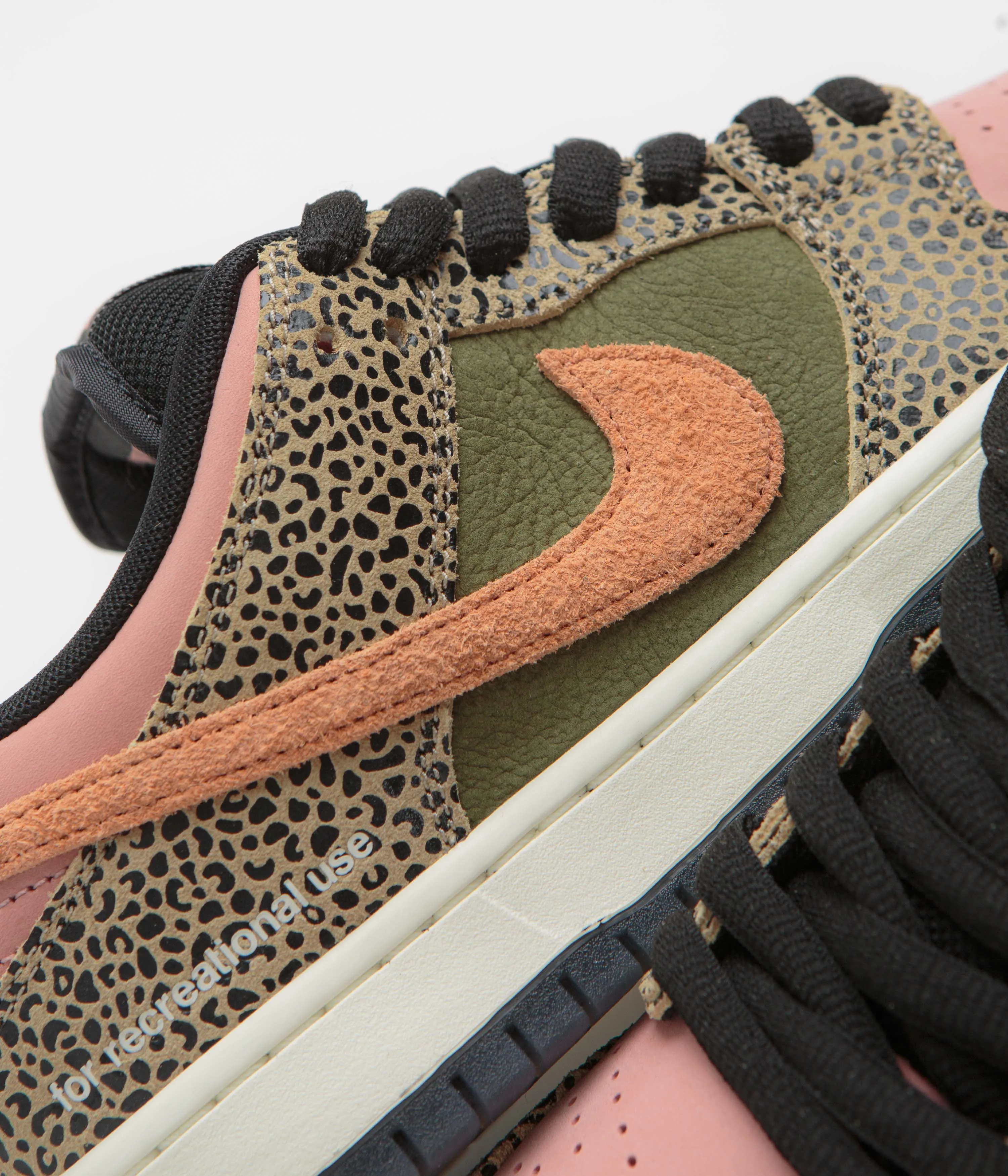 Nike SB x Arts-Rec Dunk Low Pro Shoes in Khaki and Amber Brown and Rough Green - Rust Pink