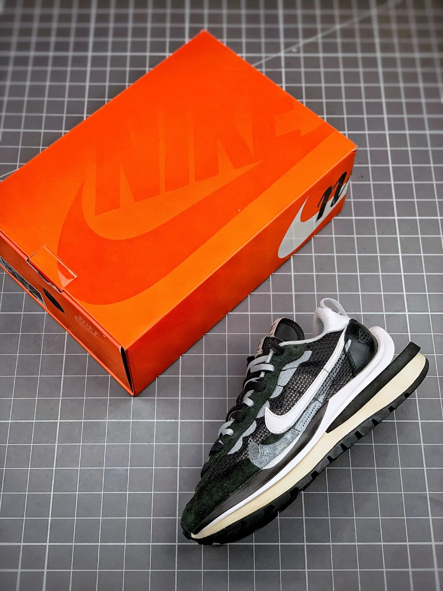 Cushion - Focused Sacai Vaporwaffle Black White