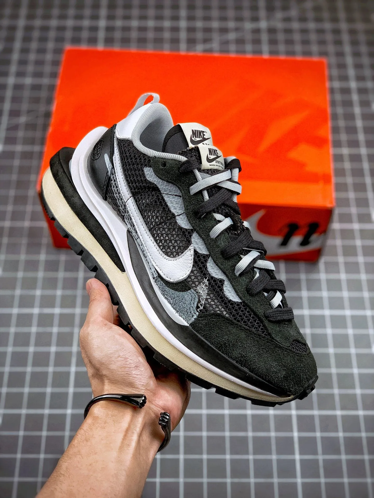 Cushion - Focused Sacai Vaporwaffle Black White