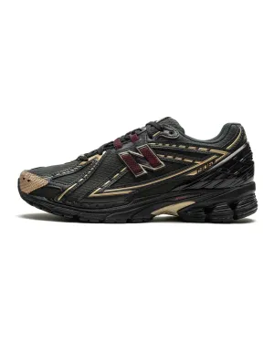 running in dry tracks shoes fair play New Balance 1906R Kith Black