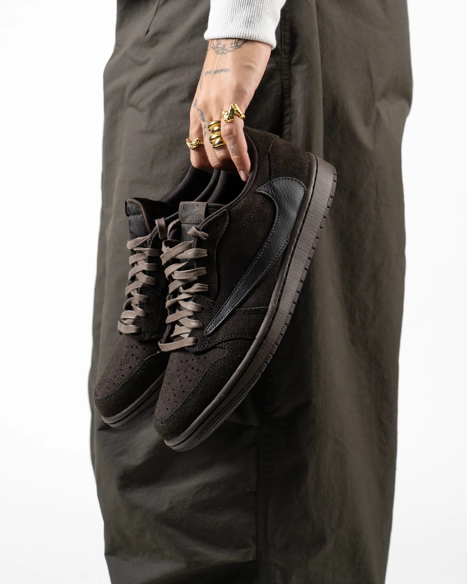 Nike Air Jordan 1 Retro Low OG SP Travis Scott Velvet Brown Adaptive Style
