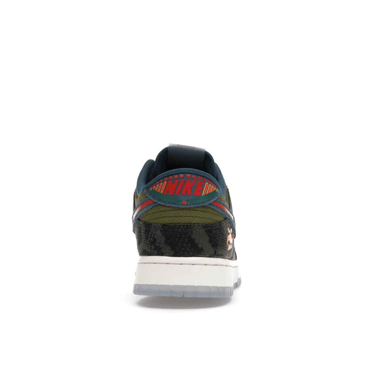 Nike Dunk Low Siempre Familia Modern Step-In-Out