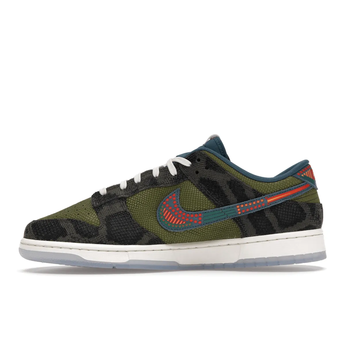 Nike Dunk Low Siempre Familia Modern Step-In-Out