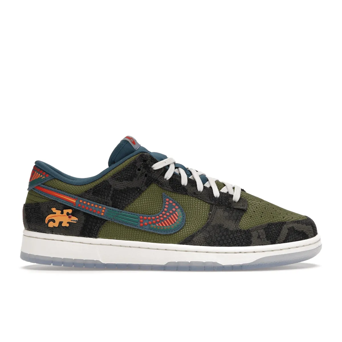 Nike Dunk Low Siempre Familia Modern Step-In-Out