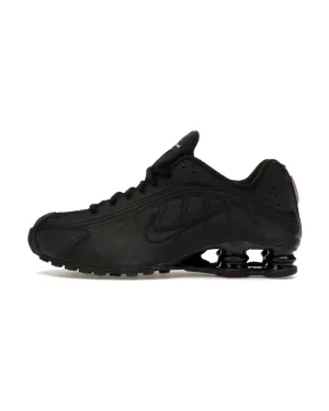 monochromatic shoe look Nike Shox R4 Black