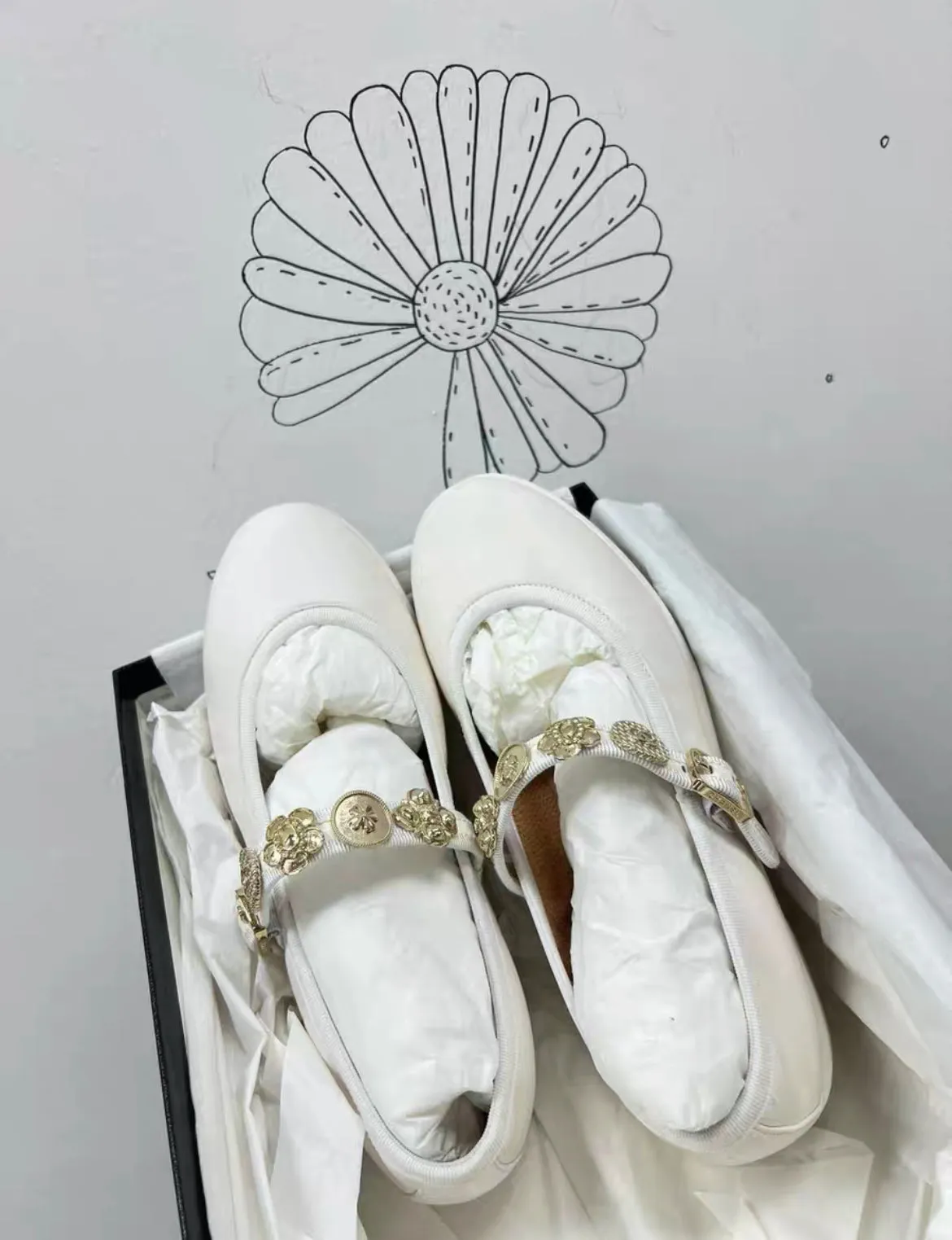 Non-Slip Sole Chanel 24A Metiers Dart White Leather Mary Jane Flats with Gold Charms size 37,5C