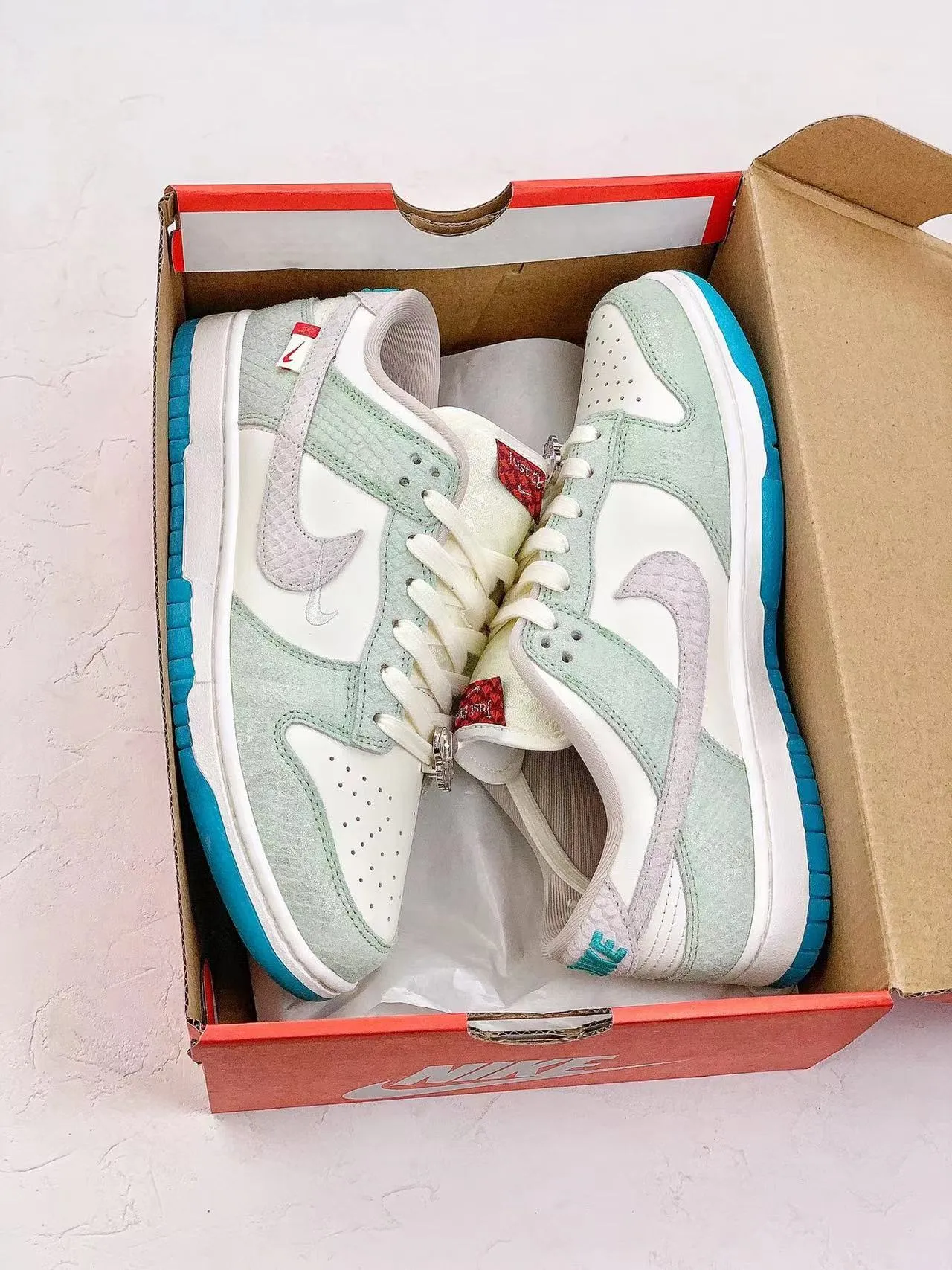 Retro-inspired cushioning Dunk Low Year of the Dragon Dusty Cactus