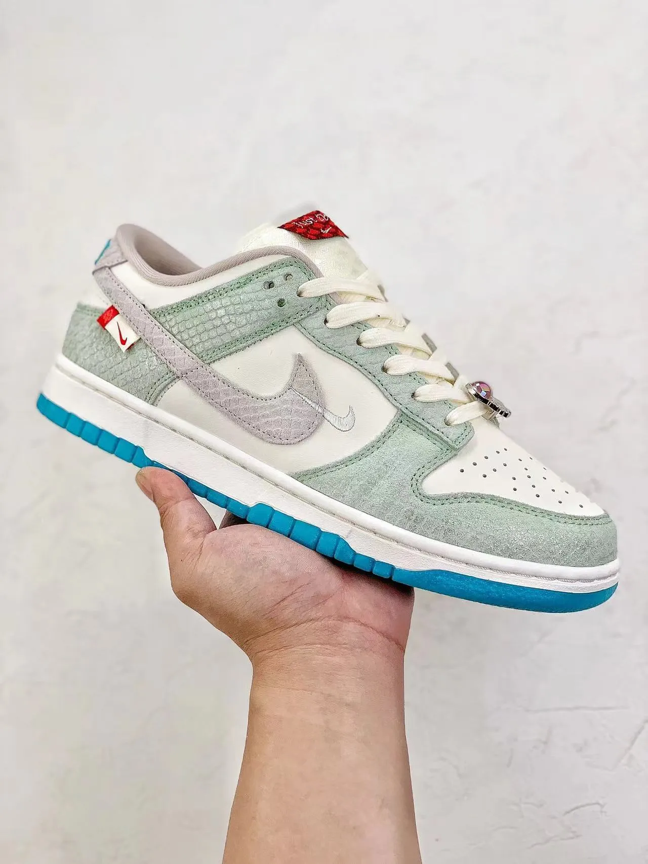 Retro-inspired cushioning Dunk Low Year of the Dragon Dusty Cactus