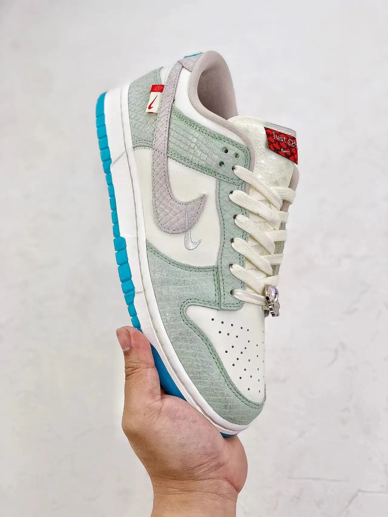 Retro-inspired cushioning Dunk Low Year of the Dragon Dusty Cactus