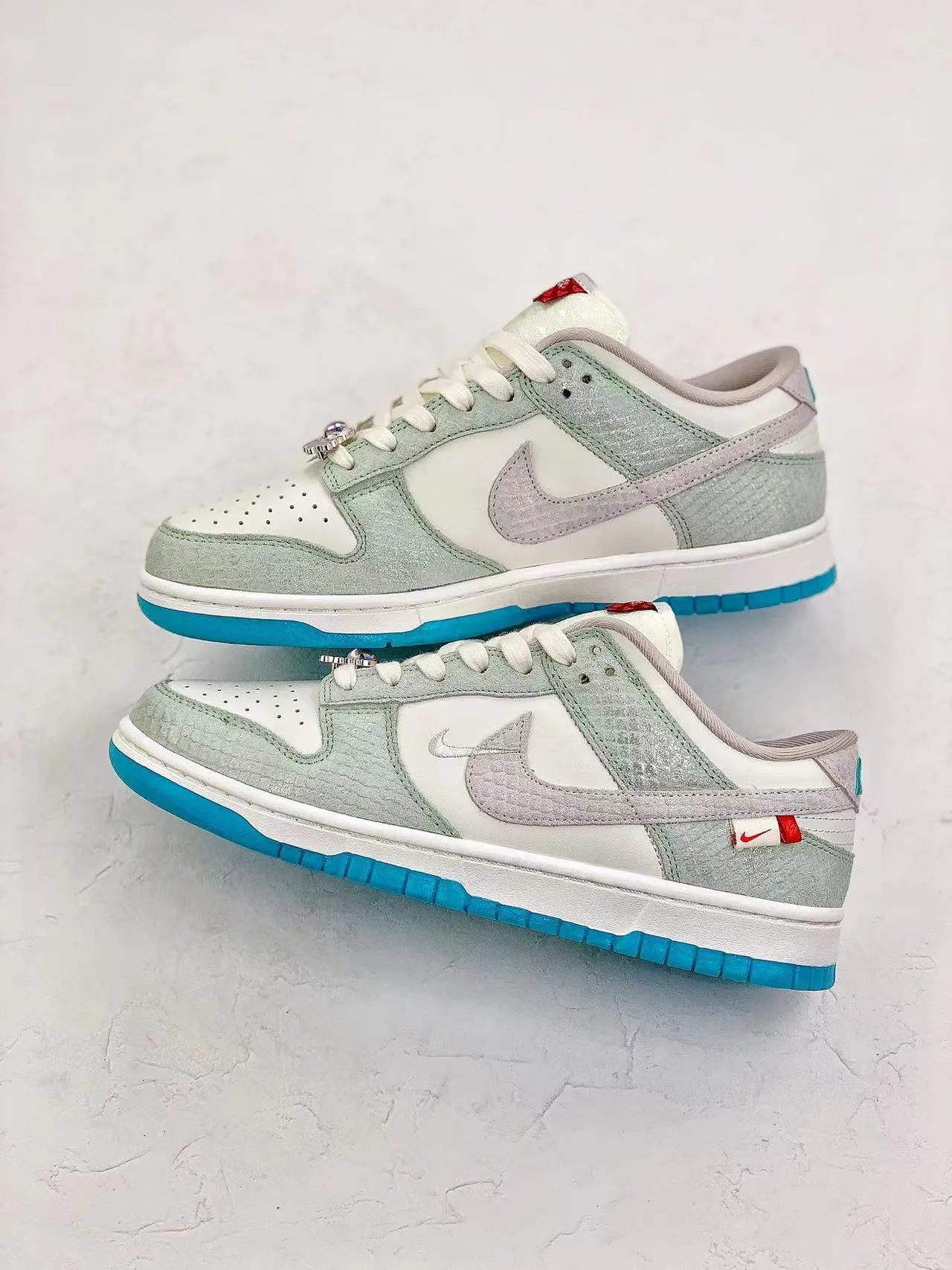 Retro-inspired cushioning Dunk Low Year of the Dragon Dusty Cactus