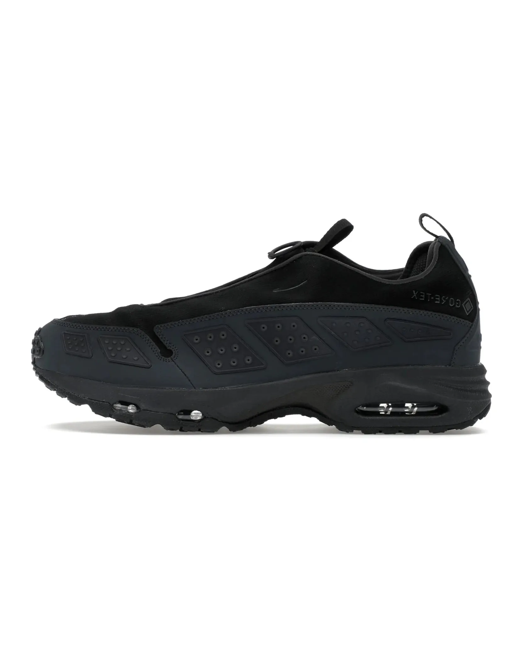 Nike Air Max Sunder Gore-Tex Black Smoke Grey firm - midsole - feature shoes running in a ski resort area shoes