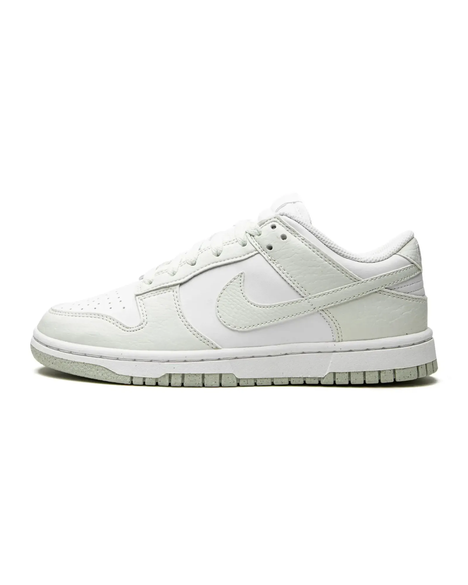 Sleek upper Nike Dunk Low Next Nature White Mint