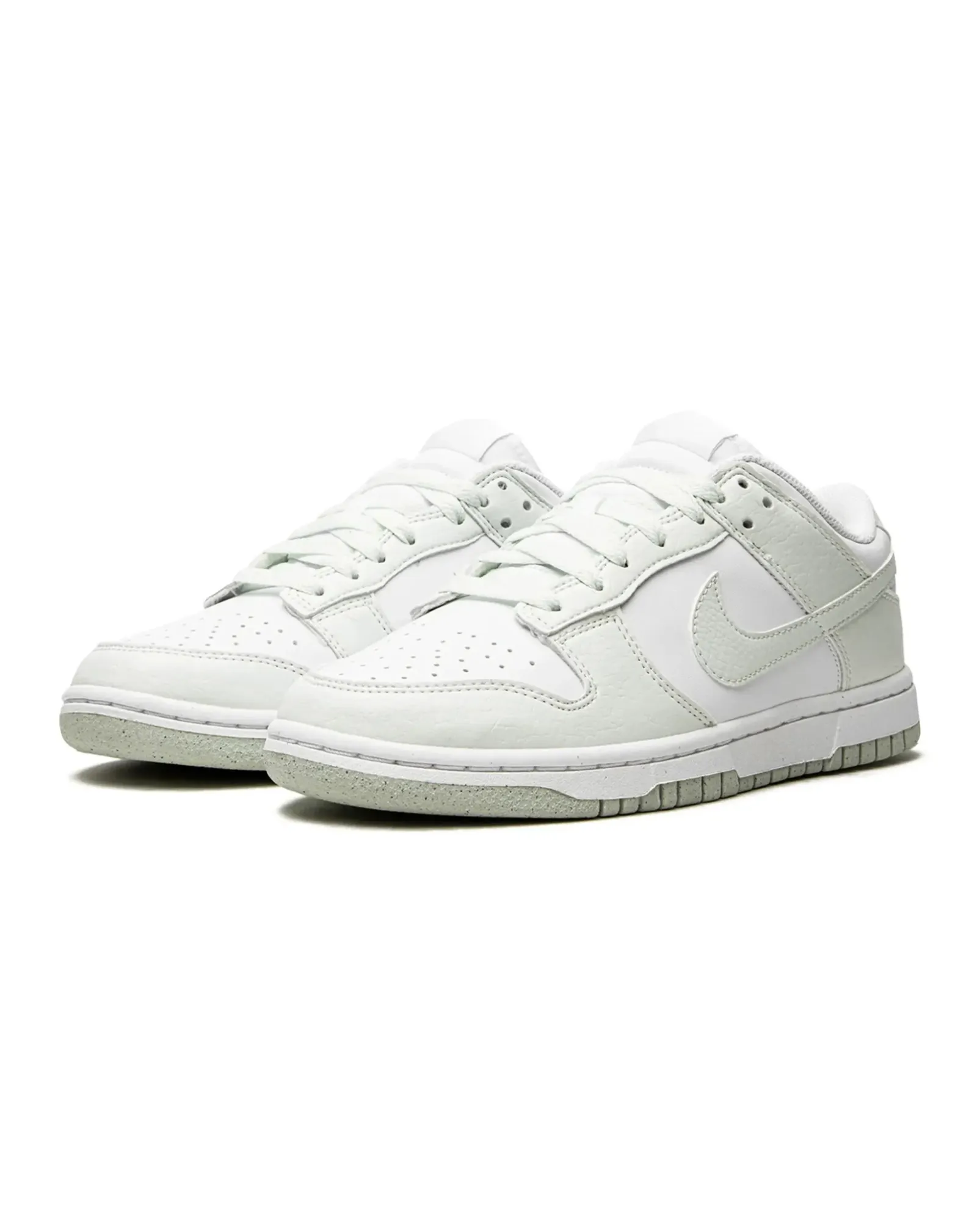 Sleek upper Nike Dunk Low Next Nature White Mint