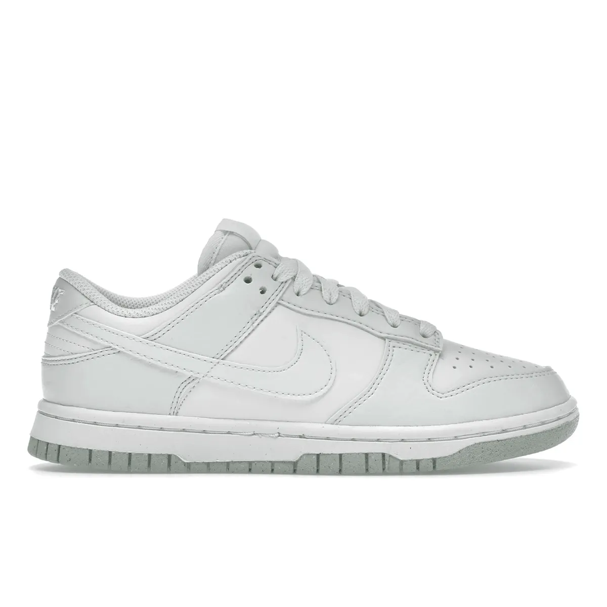 Sleek upper Nike Dunk Low Next Nature White Mint