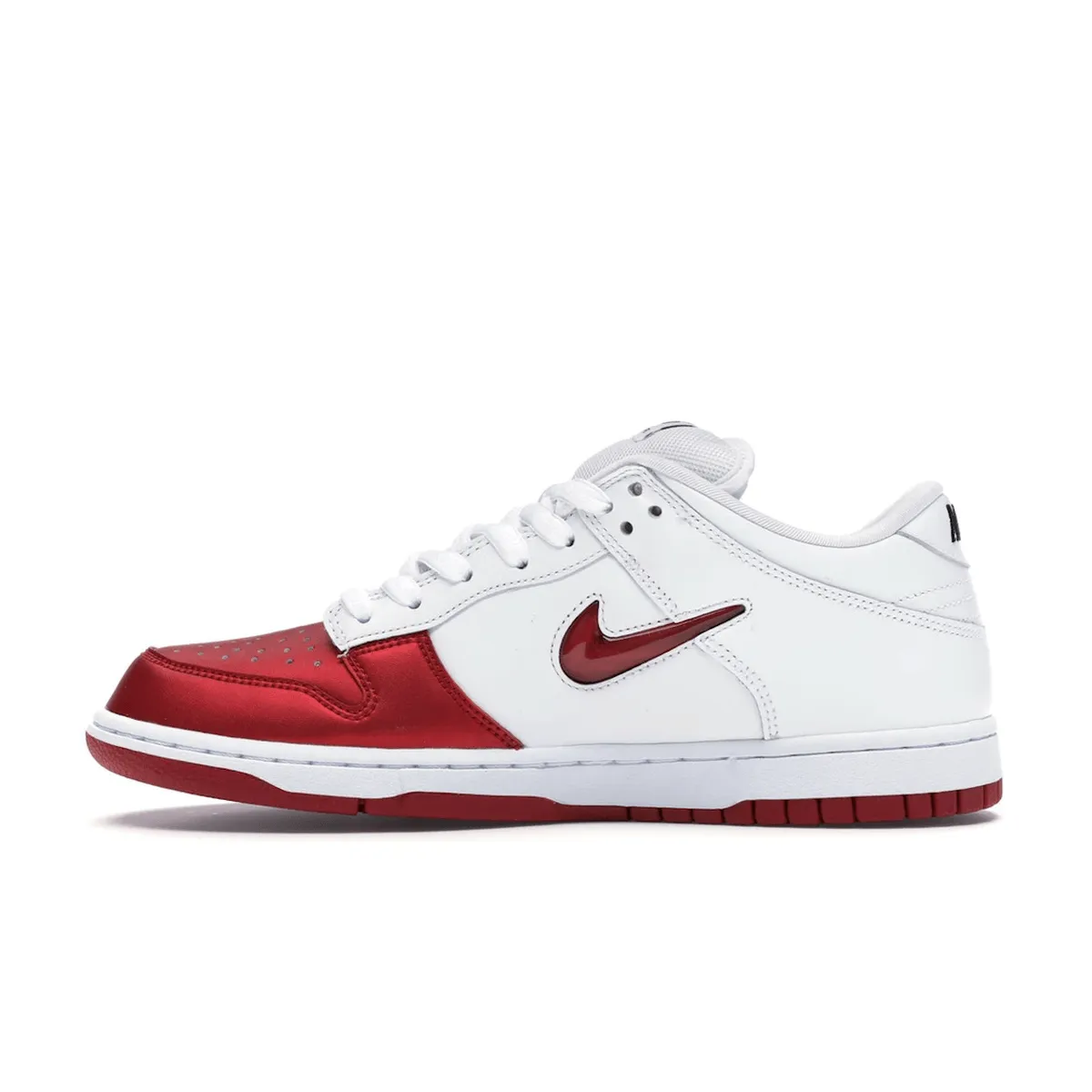 Street Path Nike SB Dunk Low Supreme Jewel Swoosh Red