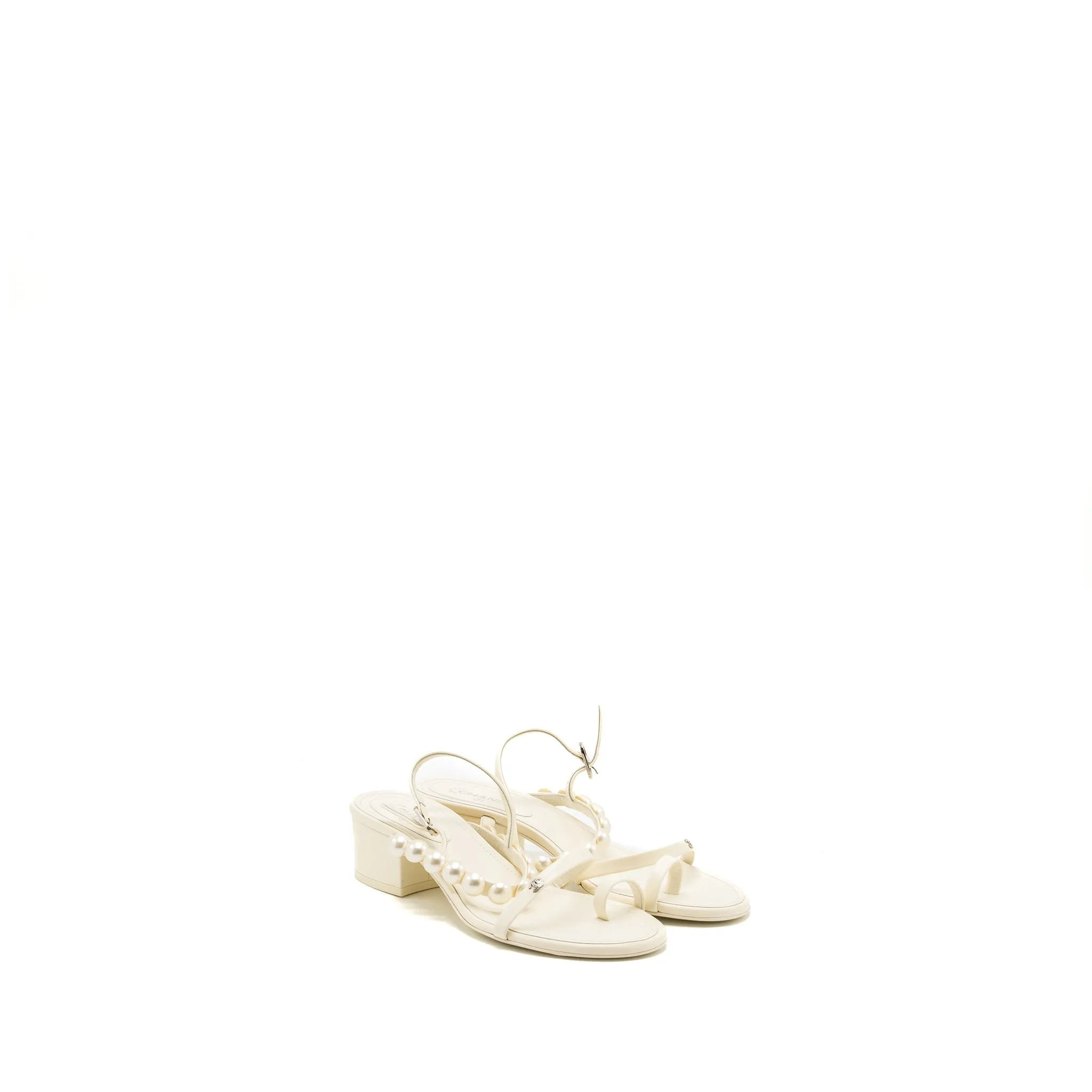 Stunning Luxe Sandals Chanel Size 38.5 Pearl Sandal Leather White