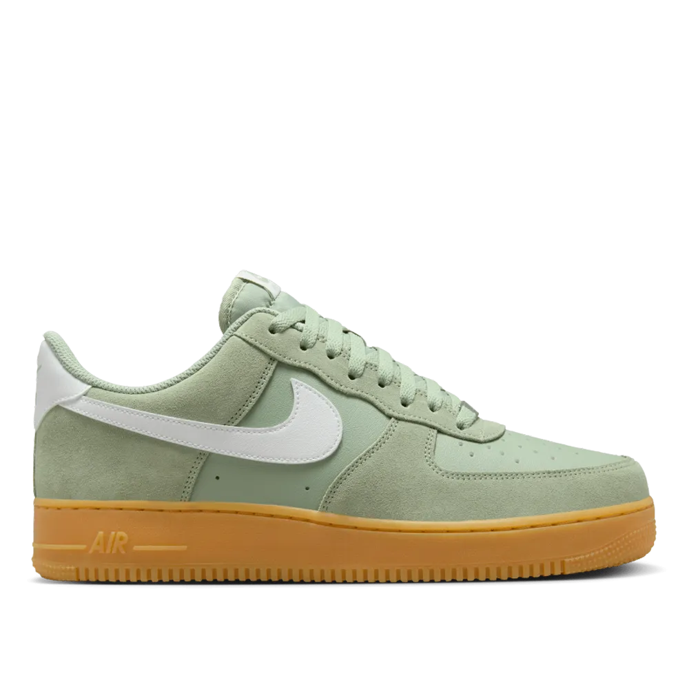 Tailored Fit Nike Men's Air Force 1 '07 LV8 Shoes