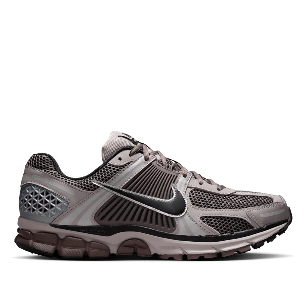 Travel Easy Nike Men's Zoom Vomero 5 Shoes