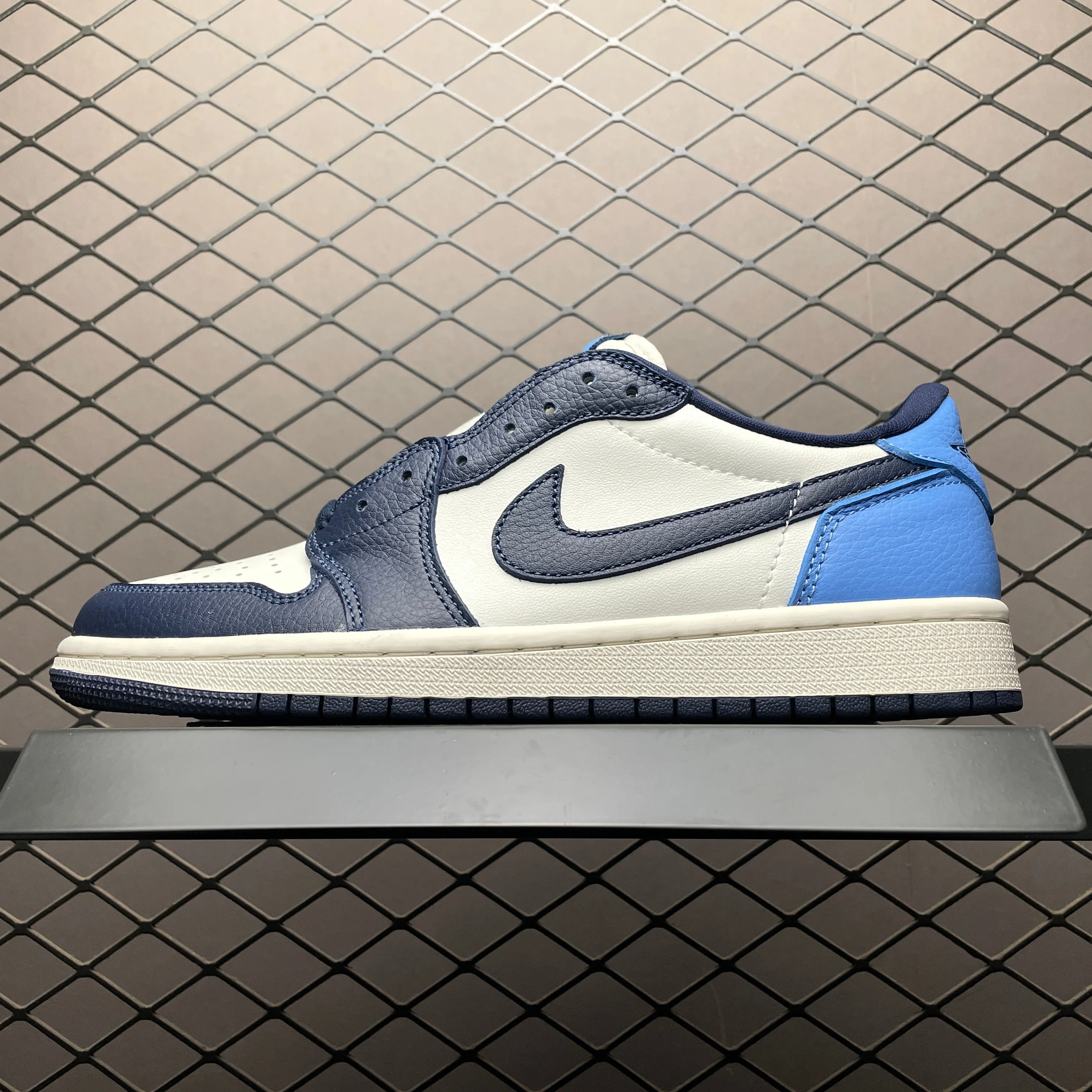 Unique grip AJ1 Low Obsidian UNC