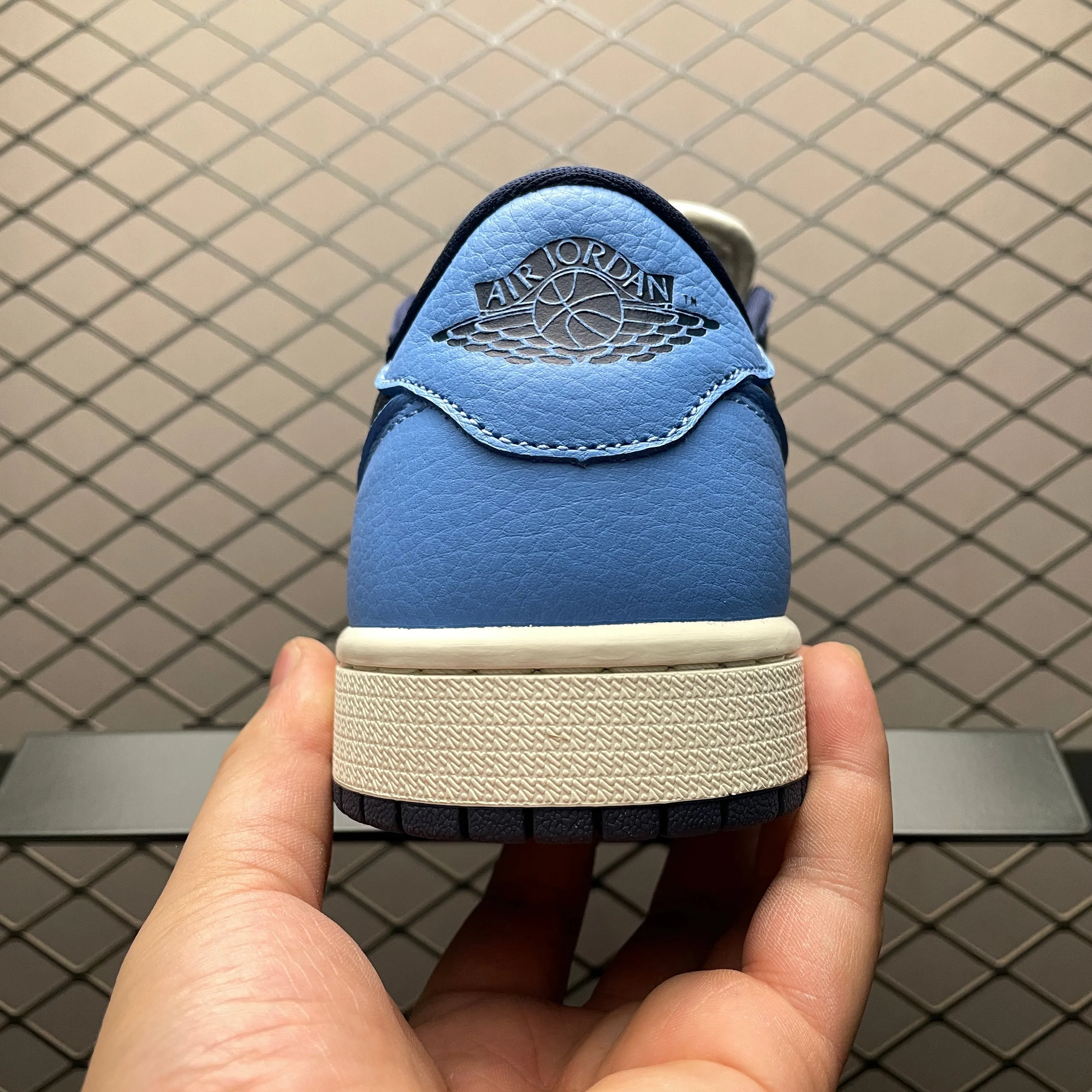 Unique grip AJ1 Low Obsidian UNC