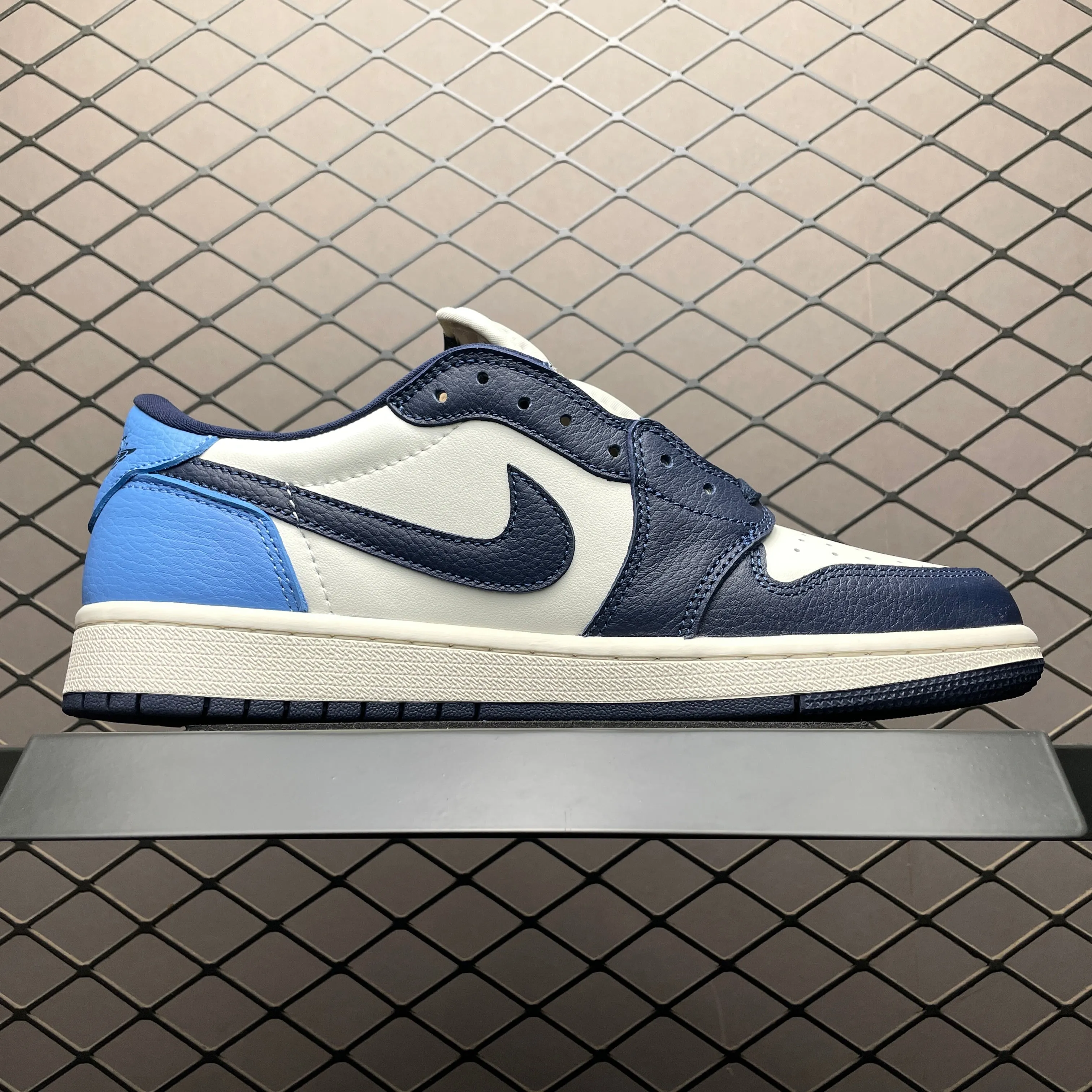 Unique grip AJ1 Low Obsidian UNC