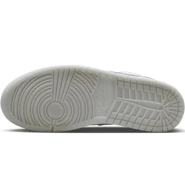 Walk Light Step Nike Air Jordan 1 Low 'Emerald'